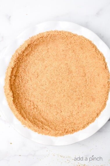 A simple graham cracker crust is perfect for so many recipes. From key lime pie to a chocolate tart, a graham cracker crust is a never fail favorite. // addapinch.com